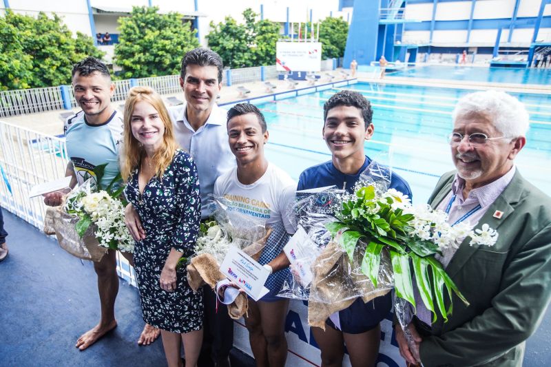 m dos mais importantes complexos esportivos da região e berço dos atletas paraenses, o Parque Aquático da Universidade do Estado do Pará (Uepa), foi reaberto nesta segunda-feira (10), em cerimônia presidida pelo governador do Estado, Helder Barbalho, e pelo reitor da Uepa, Rubens Cardoso. Há 3 anos, o espaço fechou para obras. A Universidade aguardava um recurso federal para execução dos serviços, mas no ano passado, a gestão atual retomou as obras com recursos próprios. Um investimento do tesouro Estadual de mais de R$ 2,4 milhões para devolver ao Estado o complexo. <div class='credito_fotos'>Foto: Marco Santos / Ag. Pará | <a href='/midias/2020/originais/5978_ad288a5c-a929-33e3-ccc5-307649fd38d4.jpg' download><i class='fa-solid fa-download'></i> Download</a></div>