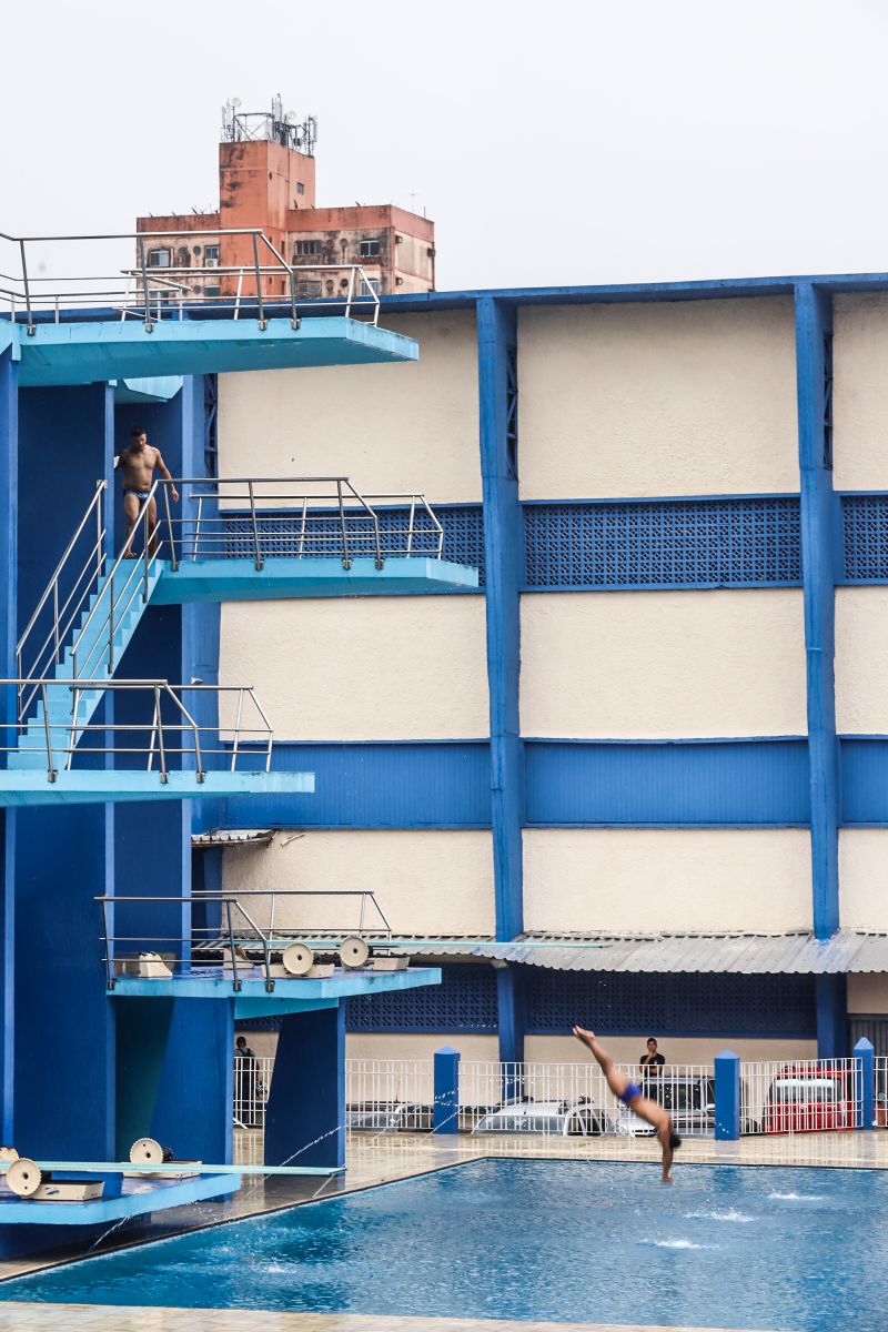 m dos mais importantes complexos esportivos da região e berço dos atletas paraenses, o Parque Aquático da Universidade do Estado do Pará (Uepa), foi reaberto nesta segunda-feira (10), em cerimônia presidida pelo governador do Estado, Helder Barbalho, e pelo reitor da Uepa, Rubens Cardoso. Há 3 anos, o espaço fechou para obras. A Universidade aguardava um recurso federal para execução dos serviços, mas no ano passado, a gestão atual retomou as obras com recursos próprios. Um investimento do tesouro Estadual de mais de R$ 2,4 milhões para devolver ao Estado o complexo. <div class='credito_fotos'>Foto: Marco Santos / Ag. Pará | <a href='/midias/2020/originais/5978_c80fc79b-6d61-d594-e6e1-38634be28371.jpg' download><i class='fa-solid fa-download'></i> Download</a></div>
