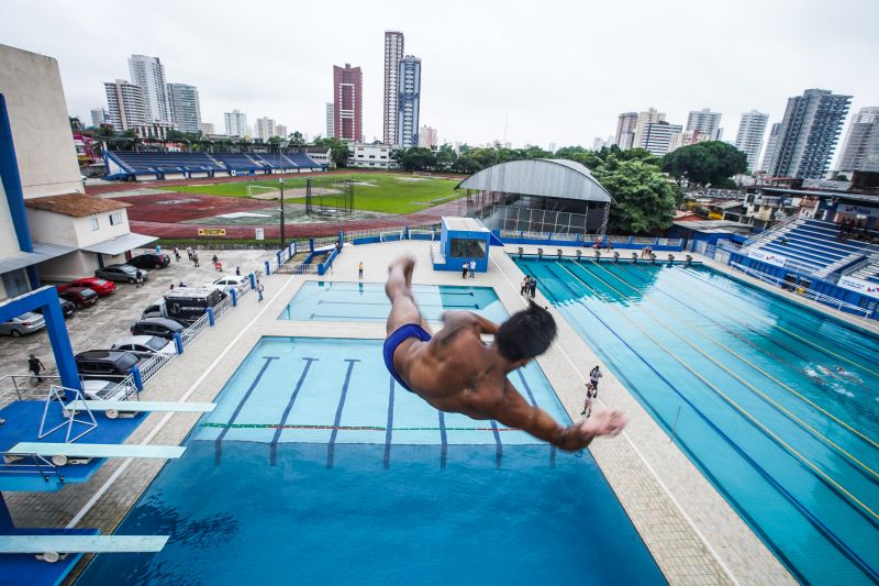 m dos mais importantes complexos esportivos da região e berço dos atletas paraenses, o Parque Aquático da Universidade do Estado do Pará (Uepa), foi reaberto nesta segunda-feira (10), em cerimônia presidida pelo governador do Estado, Helder Barbalho, e pelo reitor da Uepa, Rubens Cardoso. Há 3 anos, o espaço fechou para obras. A Universidade aguardava um recurso federal para execução dos serviços, mas no ano passado, a gestão atual retomou as obras com recursos próprios. Um investimento do tesouro Estadual de mais de R$ 2,4 milhões para devolver ao Estado o complexo. <div class='credito_fotos'>Foto: Marco Santos / Ag. Pará | <a href='/midias/2020/originais/5978_d405ef8b-cfe2-49b2-8dd8-570db226b58e.jpg' download><i class='fa-solid fa-download'></i> Download</a></div>