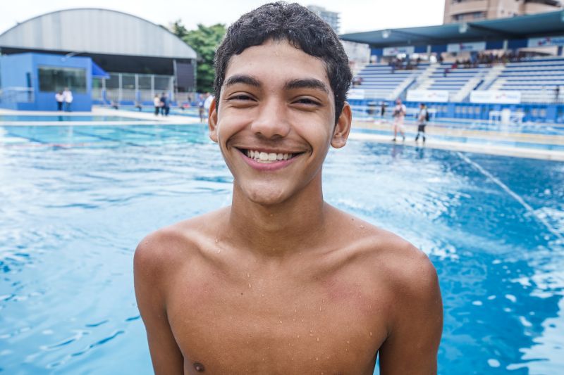 m dos mais importantes complexos esportivos da região e berço dos atletas paraenses, o Parque Aquático da Universidade do Estado do Pará (Uepa), foi reaberto nesta segunda-feira (10), em cerimônia presidida pelo governador do Estado, Helder Barbalho, e pelo reitor da Uepa, Rubens Cardoso. Há 3 anos, o espaço fechou para obras. A Universidade aguardava um recurso federal para execução dos serviços, mas no ano passado, a gestão atual retomou as obras com recursos próprios. Um investimento do tesouro Estadual de mais de R$ 2,4 milhões para devolver ao Estado o complexo. <div class='credito_fotos'>Foto: Marco Santos / Ag. Pará | <a href='/midias/2020/originais/5978_de5c3d29-d505-7b73-d36c-95ad474d89a3.jpg' download><i class='fa-solid fa-download'></i> Download</a></div>