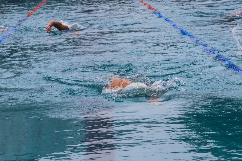 m dos mais importantes complexos esportivos da região e berço dos atletas paraenses, o Parque Aquático da Universidade do Estado do Pará (Uepa), foi reaberto nesta segunda-feira (10), em cerimônia presidida pelo governador do Estado, Helder Barbalho, e pelo reitor da Uepa, Rubens Cardoso. Há 3 anos, o espaço fechou para obras. A Universidade aguardava um recurso federal para execução dos serviços, mas no ano passado, a gestão atual retomou as obras com recursos próprios. Um investimento do tesouro Estadual de mais de R$ 2,4 milhões para devolver ao Estado o complexo. <div class='credito_fotos'>Foto: Marco Santos / Ag. Pará | <a href='/midias/2020/originais/5978_e36fa894-e643-5d84-5a22-d51d5f5a1265.jpg' download><i class='fa-solid fa-download'></i> Download</a></div>