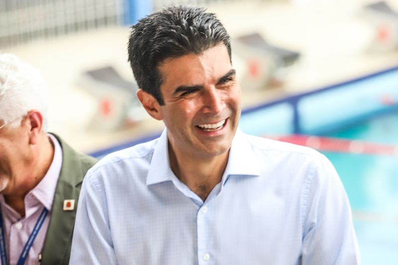 m dos mais importantes complexos esportivos da região e berço dos atletas paraenses, o Parque Aquático da Universidade do Estado do Pará (Uepa), foi reaberto nesta segunda-feira (10), em cerimônia presidida pelo governador do Estado, Helder Barbalho, e pelo reitor da Uepa, Rubens Cardoso. Há 3 anos, o espaço fechou para obras. A Universidade aguardava um recurso federal para execução dos serviços, mas no ano passado, a gestão atual retomou as obras com recursos próprios. Um investimento do tesouro Estadual de mais de R$ 2,4 milhões para devolver ao Estado o complexo. <div class='credito_fotos'>Foto: Marco Santos / Ag. Pará | <a href='/midias/2020/originais/5978_f92e6f0e-f506-e3e9-b3ae-8e9033233497.jpg' download><i class='fa-solid fa-download'></i> Download</a></div>