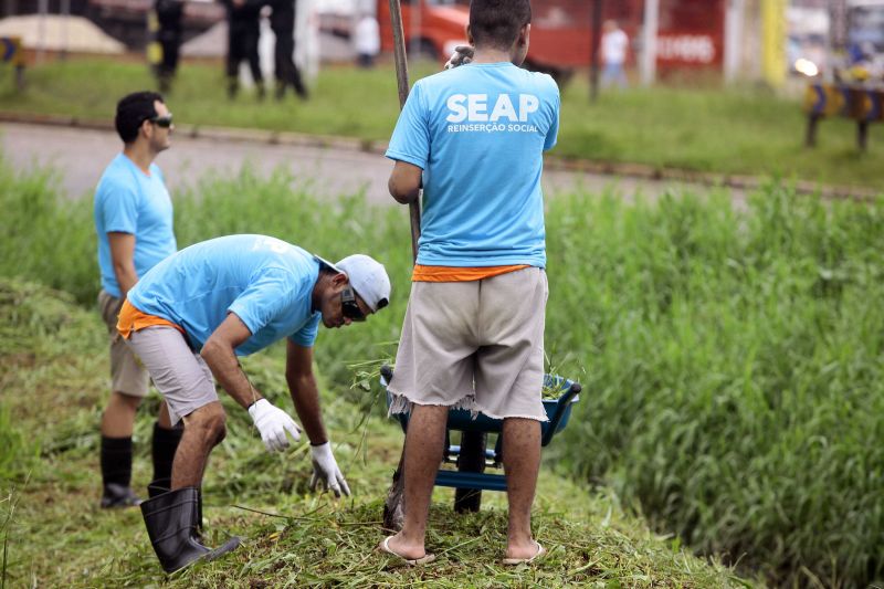 180 internos custodiados na Colônia Penal Agrícola de Santa Izabel (CPASI) realizaram serviços de pintura de meio fio, limpeza e poda do mato no canteiro central e calçadas da rodovia BR-316 nesta terça-feira (11). <div class='credito_fotos'>Foto: Bruno Cecim / Ag.Pará | <a href='/midias/2020/originais/5982_15b13e0b-2e42-423c-3364-488363fd8a7a.jpg' download><i class='fa-solid fa-download'></i> Download</a></div>