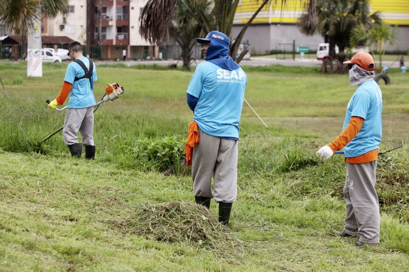 180 internos custodiados na Colônia Penal Agrícola de Santa Izabel (CPASI) realizaram serviços de pintura de meio fio, limpeza e poda do mato no canteiro central e calçadas da rodovia BR-316 nesta terça-feira (11). <div class='credito_fotos'>Foto: Bruno Cecim / Ag.Pará | <a href='/midias/2020/originais/5982_2704a188-dd3f-f28b-1fc7-ace4f762f789.jpg' download><i class='fa-solid fa-download'></i> Download</a></div>