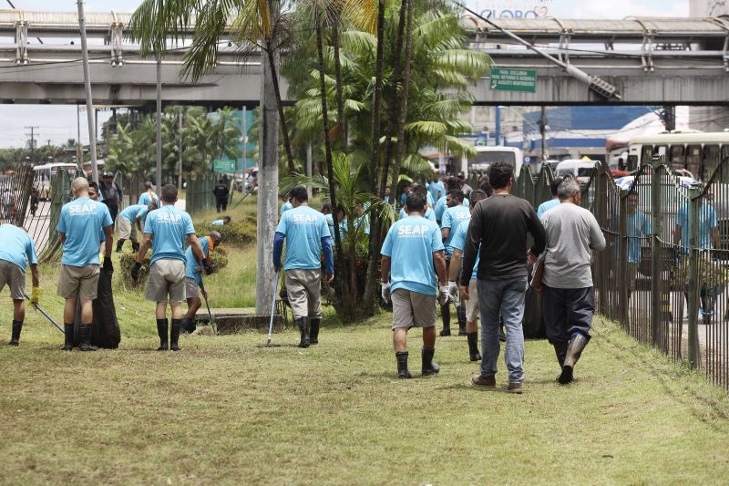 180 internos custodiados na Colônia Penal Agrícola de Santa Izabel (CPASI) realizaram serviços de pintura de meio fio, limpeza e poda do mato no canteiro central e calçadas da rodovia BR-316 nesta terça-feira (11). <div class='credito_fotos'>Foto: Bruno Cecim / Ag.Pará | <a href='/midias/2020/originais/5982_50bd05db-9e39-3ade-4a90-be2489004e7a.jpg' download><i class='fa-solid fa-download'></i> Download</a></div>