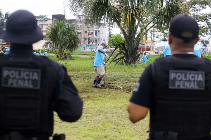 180 internos custodiados na Colônia Penal Agrícola de Santa Izabel (CPASI) realizaram serviços de pintura de meio fio, limpeza e poda do mato no canteiro central e calçadas da rodovia BR-316 nesta terça-feira (11). <div class='credito_fotos'>Foto: Bruno Cecim / Ag.Pará | <a href='/midias/2020/originais/5982_5187eb4a-e724-fdbf-46ad-9c9d52d82fd3.jpg' download><i class='fa-solid fa-download'></i> Download</a></div>