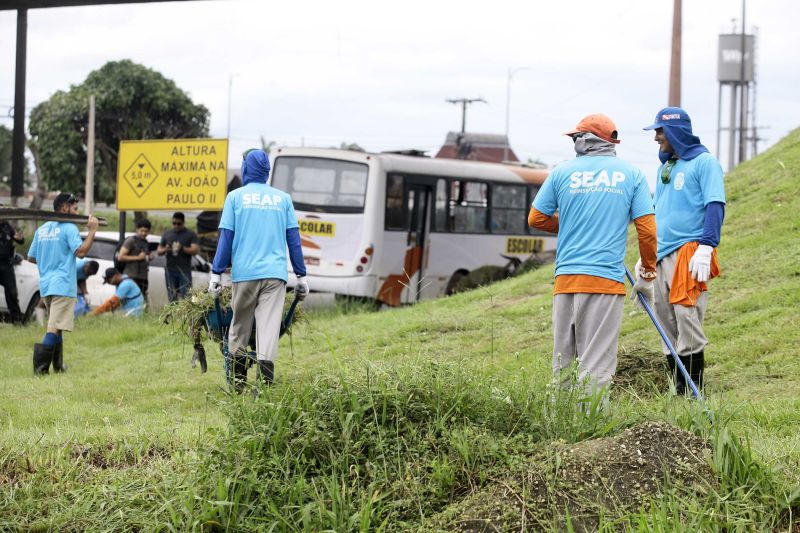 180 internos custodiados na Colônia Penal Agrícola de Santa Izabel (CPASI) realizaram serviços de pintura de meio fio, limpeza e poda do mato no canteiro central e calçadas da rodovia BR-316 nesta terça-feira (11). <div class='credito_fotos'>Foto: Bruno Cecim / Ag.Pará | <a href='/midias/2020/originais/5982_6029daf5-1b77-c8b7-85de-0d7d41cbb4bd.jpg' download><i class='fa-solid fa-download'></i> Download</a></div>