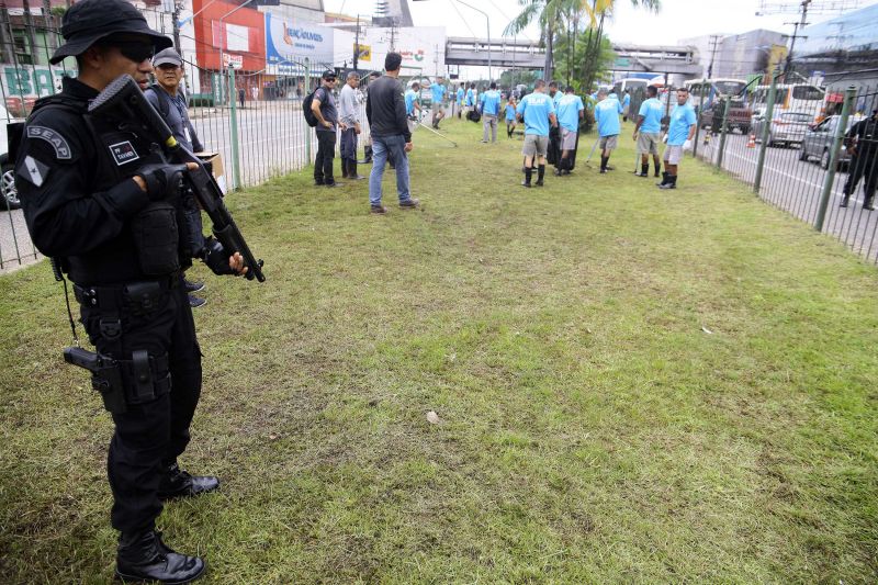180 internos custodiados na Colônia Penal Agrícola de Santa Izabel (CPASI) realizaram serviços de pintura de meio fio, limpeza e poda do mato no canteiro central e calçadas da rodovia BR-316 nesta terça-feira (11). <div class='credito_fotos'>Foto: Bruno Cecim / Ag.Pará | <a href='/midias/2020/originais/5982_676ab4f3-a67d-47ec-462f-dcc669130c84.jpg' download><i class='fa-solid fa-download'></i> Download</a></div>