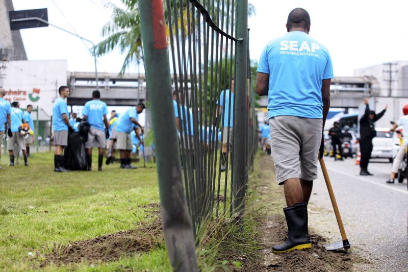 180 internos custodiados na Colônia Penal Agrícola de Santa Izabel (CPASI) realizaram serviços de pintura de meio fio, limpeza e poda do mato no canteiro central e calçadas da rodovia BR-316 nesta terça-feira (11). <div class='credito_fotos'>Foto: Bruno Cecim / Ag.Pará | <a href='/midias/2020/originais/5982_806a868f-c560-0f7e-fa97-60f415378891.jpg' download><i class='fa-solid fa-download'></i> Download</a></div>