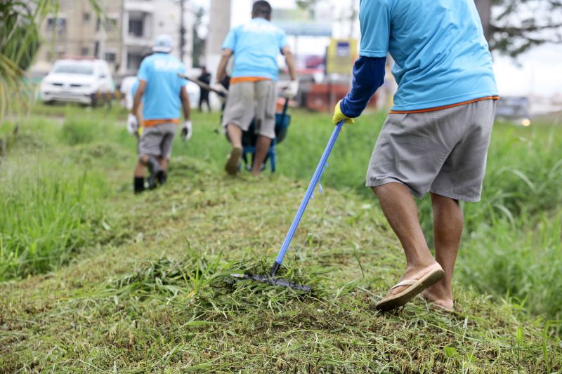 180 internos custodiados na Colônia Penal Agrícola de Santa Izabel (CPASI) realizaram serviços de pintura de meio fio, limpeza e poda do mato no canteiro central e calçadas da rodovia BR-316 nesta terça-feira (11). <div class='credito_fotos'>Foto: Bruno Cecim / Ag.Pará | <a href='/midias/2020/originais/5982_9b190ba3-dd53-8df8-5bc1-e4d3d03bead6.jpg' download><i class='fa-solid fa-download'></i> Download</a></div>