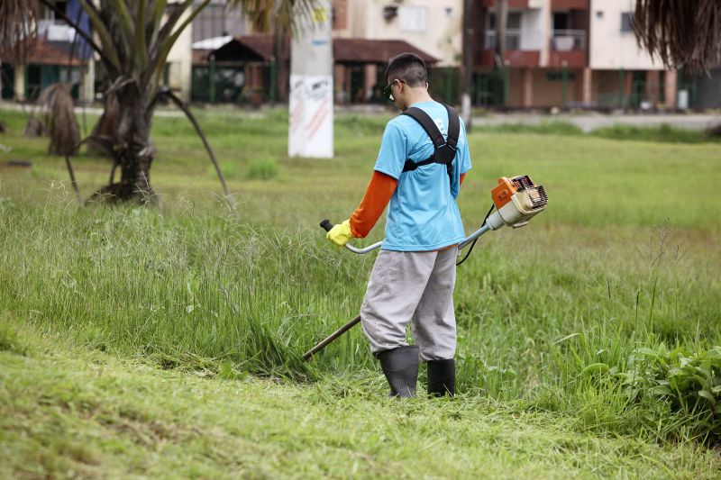 180 internos custodiados na Colônia Penal Agrícola de Santa Izabel (CPASI) realizaram serviços de pintura de meio fio, limpeza e poda do mato no canteiro central e calçadas da rodovia BR-316 nesta terça-feira (11). <div class='credito_fotos'>Foto: Bruno Cecim / Ag.Pará | <a href='/midias/2020/originais/5982_9edd316b-98aa-a342-1686-2247a6c74b37.jpg' download><i class='fa-solid fa-download'></i> Download</a></div>