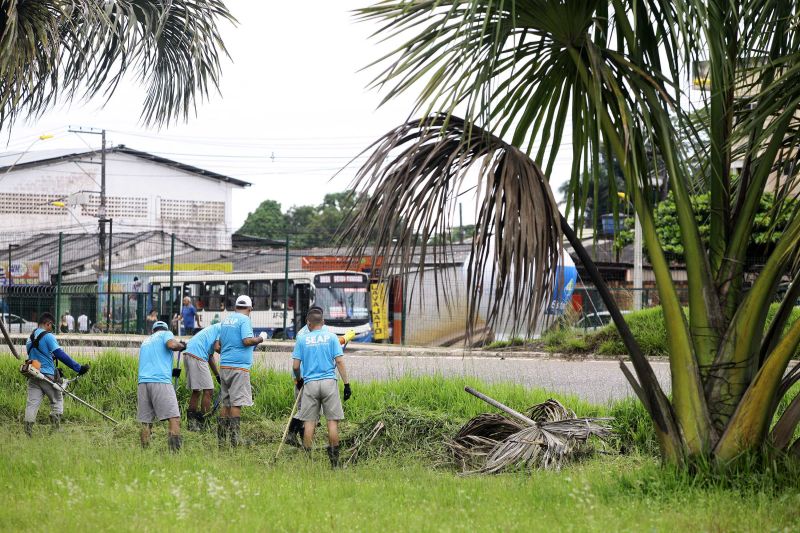 180 internos custodiados na Colônia Penal Agrícola de Santa Izabel (CPASI) realizaram serviços de pintura de meio fio, limpeza e poda do mato no canteiro central e calçadas da rodovia BR-316 nesta terça-feira (11). <div class='credito_fotos'>Foto: Bruno Cecim / Ag.Pará | <a href='/midias/2020/originais/5982_b1e69511-fb59-4662-aec9-4b167db698eb.jpg' download><i class='fa-solid fa-download'></i> Download</a></div>