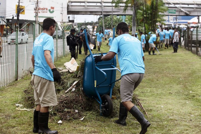 180 internos custodiados na Colônia Penal Agrícola de Santa Izabel (CPASI) realizaram serviços de pintura de meio fio, limpeza e poda do mato no canteiro central e calçadas da rodovia BR-316 nesta terça-feira (11). <div class='credito_fotos'>Foto: Bruno Cecim / Ag.Pará | <a href='/midias/2020/originais/5982_cbc68628-be76-6ca6-cee5-16a7bedd4f43.jpg' download><i class='fa-solid fa-download'></i> Download</a></div>