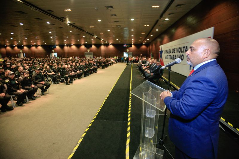 Quase 600 agentes prisionais aprovados no concurso C-199/2 da Secretaria de Estado de Administração Penitenciária (Seap) foram empossados nesta quarta-feira (12), no Hangar Centro de Convenções da Amazônia. <div class='credito_fotos'>Foto: Jader Paes / Agência Pará | <a href='/midias/2020/originais/5986_cbf4bc07-e651-5b6c-a33b-ef0baf7d8e69.jpg' download><i class='fa-solid fa-download'></i> Download</a></div>