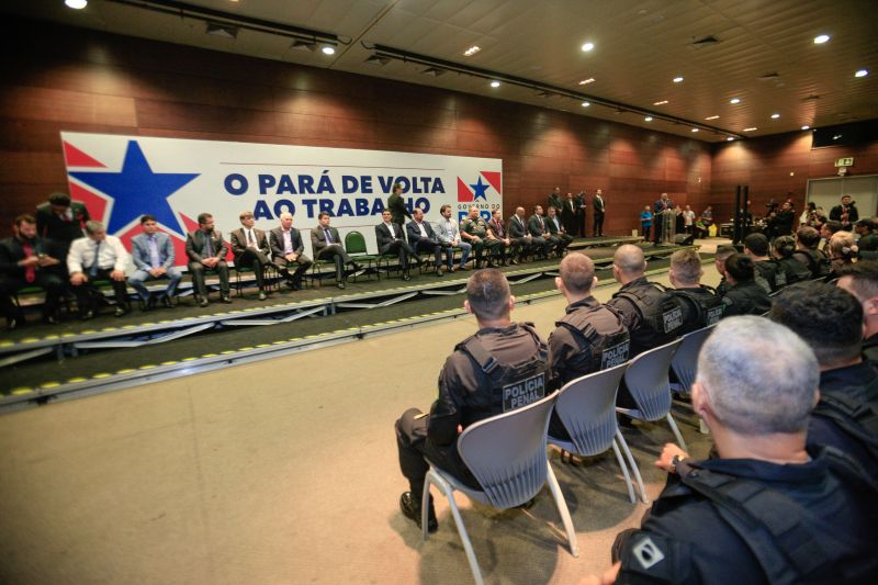 Quase 600 agentes prisionais aprovados no concurso C-199/2 da Secretaria de Estado de Administração Penitenciária (Seap) foram empossados nesta quarta-feira (12), no Hangar Centro de Convenções da Amazônia. <div class='credito_fotos'>Foto: Jader Paes / Agência Pará | <a href='/midias/2020/originais/5986_ed4cad30-3a91-7e74-c497-15cbabc4eb77.jpg' download><i class='fa-solid fa-download'></i> Download</a></div>