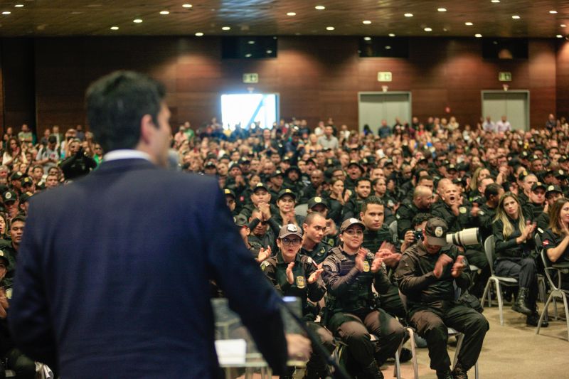 Quase 600 agentes prisionais aprovados no concurso C-199/2 da Secretaria de Estado de Administração Penitenciária (Seap) foram empossados nesta quarta-feira (12), no Hangar Centro de Convenções da Amazônia. <div class='credito_fotos'>Foto: Jader Paes / Agência Pará | <a href='/midias/2020/originais/5986_eeedf3fb-a3c8-8340-2677-38bb1bab8e8a.jpg' download><i class='fa-solid fa-download'></i> Download</a></div>