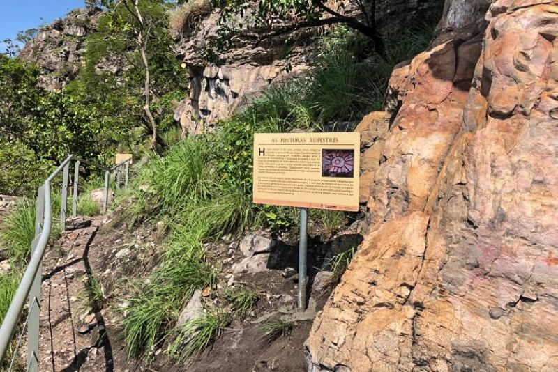 Placas de sinalização foram instaladas no Parque Estadual de Monte Alegre (Pema), no oeste paraense. A ação ocorreu entre no começo do mês, promovida pelo Instituto de Desenvolvimento Florestal e da Biodiversidade do Estado do Pará (Ideflor-bio), em parceria com a Secretaria de Estado de Meio Ambiente e Sustentabilidade (Semas) e o Instituto do Patrimônio Artístico e Nacional (Iphan). <div class='credito_fotos'>Foto: Socorro Almeida / Ideflor-Bio | <a href='/midias/2020/originais/5987_2d5a2d43-9dee-5035-0a6c-9f17d79422d9.jpg' download><i class='fa-solid fa-download'></i> Download</a></div>