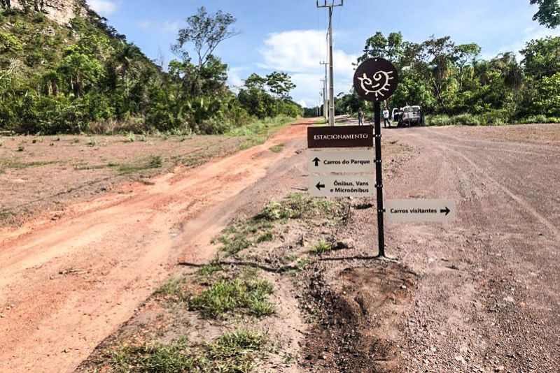 Placas de sinalização foram instaladas no Parque Estadual de Monte Alegre (Pema), no oeste paraense. A ação ocorreu entre no começo do mês, promovida pelo Instituto de Desenvolvimento Florestal e da Biodiversidade do Estado do Pará (Ideflor-bio), em parceria com a Secretaria de Estado de Meio Ambiente e Sustentabilidade (Semas) e o Instituto do Patrimônio Artístico e Nacional (Iphan). <div class='credito_fotos'>Foto: Socorro Almeida / Ideflor-Bio | <a href='/midias/2020/originais/5987_2f06d7d5-2704-d8d8-b242-55d1b31abb0f.jpg' download><i class='fa-solid fa-download'></i> Download</a></div>