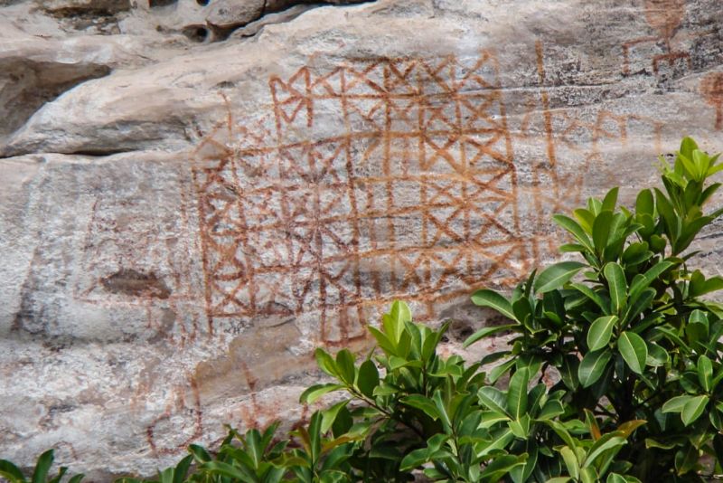 Placas de sinalização foram instaladas no Parque Estadual de Monte Alegre (Pema), no oeste paraense. A ação ocorreu entre no começo do mês, promovida pelo Instituto de Desenvolvimento Florestal e da Biodiversidade do Estado do Pará (Ideflor-bio), em parceria com a Secretaria de Estado de Meio Ambiente e Sustentabilidade (Semas) e o Instituto do Patrimônio Artístico e Nacional (Iphan). <div class='credito_fotos'>Foto: Socorro Almeida / Ideflor-Bio | <a href='/midias/2020/originais/5987_73c9a66a-4292-144d-29a0-66c08f63f43b.jpg' download><i class='fa-solid fa-download'></i> Download</a></div>