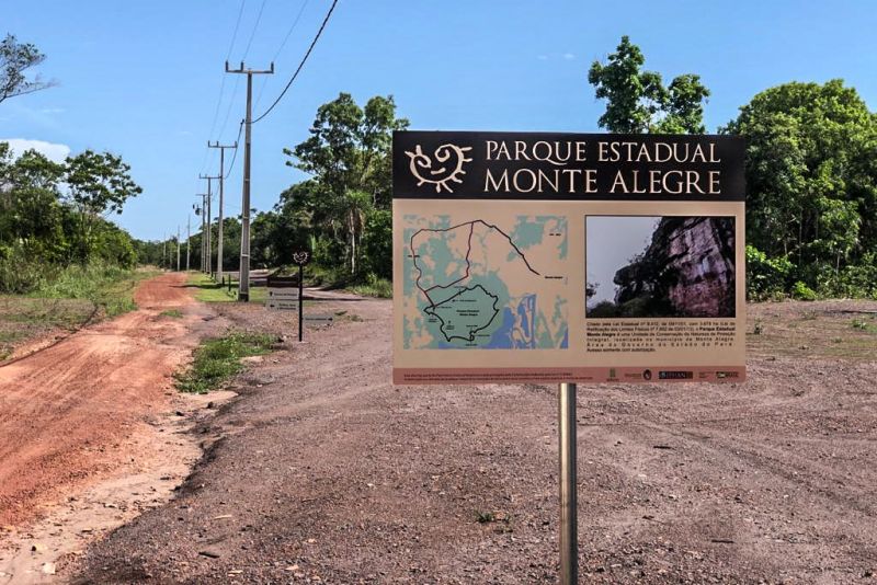 Placas de sinalização foram instaladas no Parque Estadual de Monte Alegre (Pema), no oeste paraense. A ação ocorreu entre no começo do mês, promovida pelo Instituto de Desenvolvimento Florestal e da Biodiversidade do Estado do Pará (Ideflor-bio), em parceria com a Secretaria de Estado de Meio Ambiente e Sustentabilidade (Semas) e o Instituto do Patrimônio Artístico e Nacional (Iphan). <div class='credito_fotos'>Foto: Socorro Almeida / Ideflor-Bio | <a href='/midias/2020/originais/5987_fcf2ef71-00fd-78a5-b97a-9a1a35ec524e.jpg' download><i class='fa-solid fa-download'></i> Download</a></div>