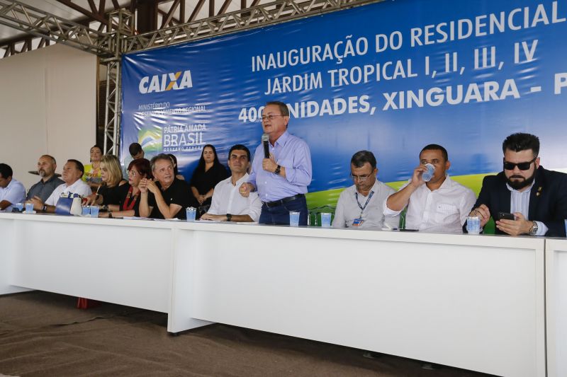 A história de luta por uma moradia digna para muitas famílias de Xinguara foi, finalmente, recompensada. Nesta quinta feira (13) houve o ato de entrega de 400 unidades do conjunto habitacional 'Jardim Tropical' I, II, III,IV para pessoas de baixa renda. <div class='credito_fotos'>Foto: Marcelo Seabra / Ag. Pará | <a href='/midias/2020/originais/5989_10f7abee-da03-fa6e-18a6-f2c12c616761.jpg' download><i class='fa-solid fa-download'></i> Download</a></div>