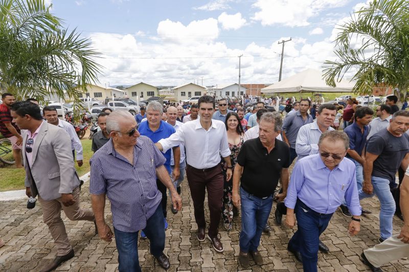 A história de luta por uma moradia digna para muitas famílias de Xinguara foi, finalmente, recompensada. Nesta quinta feira (13) houve o ato de entrega de 400 unidades do conjunto habitacional 'Jardim Tropical' I, II, III,IV para pessoas de baixa renda. <div class='credito_fotos'>Foto: Marcelo Seabra / Ag. Pará | <a href='/midias/2020/originais/5989_1a013428-c816-4615-60bf-8b1e0ef5028f.jpg' download><i class='fa-solid fa-download'></i> Download</a></div>
