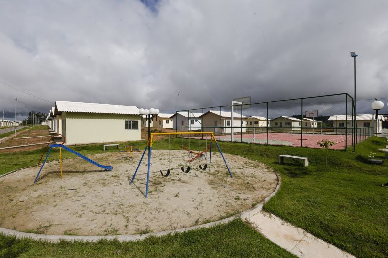 A história de luta por uma moradia digna para muitas famílias de Xinguara foi, finalmente, recompensada. Nesta quinta feira (13) houve o ato de entrega de 400 unidades do conjunto habitacional 'Jardim Tropical' I, II, III,IV para pessoas de baixa renda. <div class='credito_fotos'>Foto: Marcelo Seabra / Ag. Pará | <a href='/midias/2020/originais/5989_1b7be1c2-ea06-8825-5756-534246862160.jpg' download><i class='fa-solid fa-download'></i> Download</a></div>