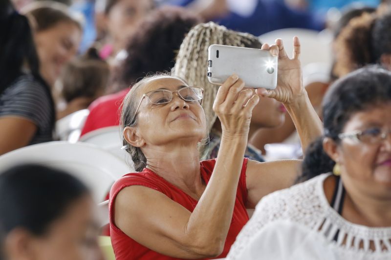 A história de luta por uma moradia digna para muitas famílias de Xinguara foi, finalmente, recompensada. Nesta quinta feira (13) houve o ato de entrega de 400 unidades do conjunto habitacional 'Jardim Tropical' I, II, III,IV para pessoas de baixa renda. <div class='credito_fotos'>Foto: Marcelo Seabra / Ag. Pará | <a href='/midias/2020/originais/5989_201ad39e-939c-2870-993f-b50bcdf44577.jpg' download><i class='fa-solid fa-download'></i> Download</a></div>