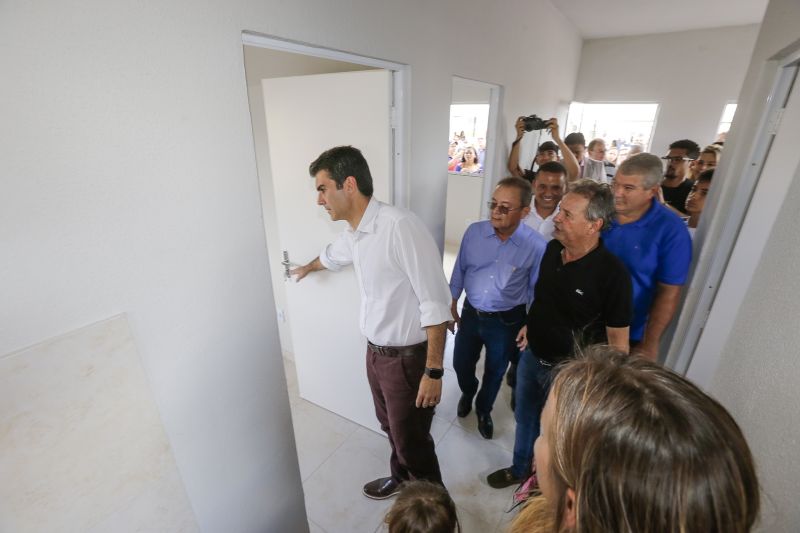 A história de luta por uma moradia digna para muitas famílias de Xinguara foi, finalmente, recompensada. Nesta quinta feira (13) houve o ato de entrega de 400 unidades do conjunto habitacional 'Jardim Tropical' I, II, III,IV para pessoas de baixa renda. <div class='credito_fotos'>Foto: Marcelo Seabra / Ag. Pará | <a href='/midias/2020/originais/5989_4195d7da-bd66-b936-2ef7-0fa9fc5252b5.jpg' download><i class='fa-solid fa-download'></i> Download</a></div>