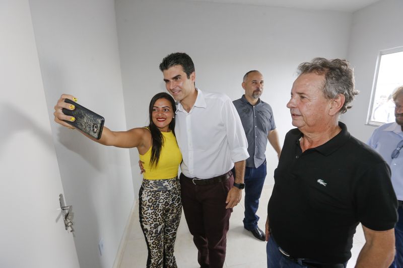 A história de luta por uma moradia digna para muitas famílias de Xinguara foi, finalmente, recompensada. Nesta quinta feira (13) houve o ato de entrega de 400 unidades do conjunto habitacional 'Jardim Tropical' I, II, III,IV para pessoas de baixa renda. <div class='credito_fotos'>Foto: Marcelo Seabra / Ag. Pará | <a href='/midias/2020/originais/5989_51717e26-9237-b1c9-258a-89da6e617a72.jpg' download><i class='fa-solid fa-download'></i> Download</a></div>