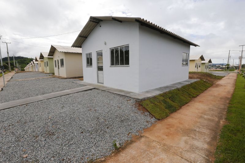 A história de luta por uma moradia digna para muitas famílias de Xinguara foi, finalmente, recompensada. Nesta quinta feira (13) houve o ato de entrega de 400 unidades do conjunto habitacional 'Jardim Tropical' I, II, III,IV para pessoas de baixa renda. <div class='credito_fotos'>Foto: Marcelo Seabra / Ag. Pará | <a href='/midias/2020/originais/5989_68599ad2-82d3-1392-d663-4c98c9145d13.jpg' download><i class='fa-solid fa-download'></i> Download</a></div>