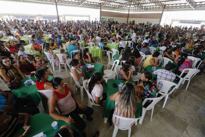 A história de luta por uma moradia digna para muitas famílias de Xinguara foi, finalmente, recompensada. Nesta quinta feira (13) houve o ato de entrega de 400 unidades do conjunto habitacional 'Jardim Tropical' I, II, III,IV para pessoas de baixa renda. <div class='credito_fotos'>Foto: Marcelo Seabra / Ag. Pará | <a href='/midias/2020/originais/5989_687de808-6cf5-7972-3877-3e2556dc5fd6.jpg' download><i class='fa-solid fa-download'></i> Download</a></div>