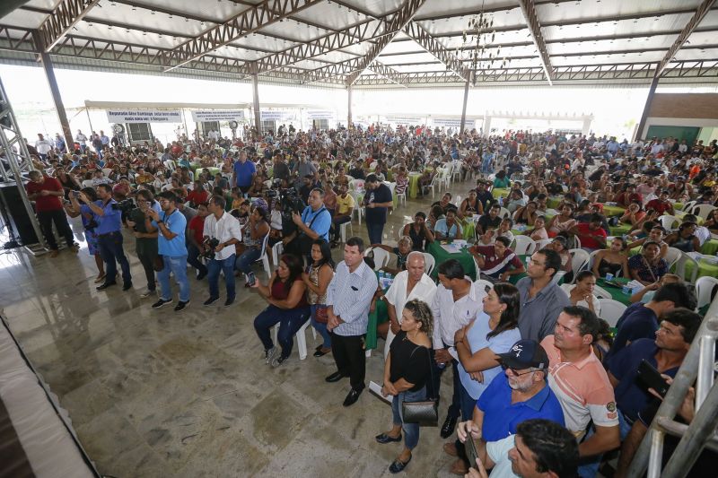 A história de luta por uma moradia digna para muitas famílias de Xinguara foi, finalmente, recompensada. Nesta quinta feira (13) houve o ato de entrega de 400 unidades do conjunto habitacional 'Jardim Tropical' I, II, III,IV para pessoas de baixa renda. <div class='credito_fotos'>Foto: Marcelo Seabra / Ag. Pará | <a href='/midias/2020/originais/5989_75dcfdd8-b763-05f9-e737-a10a13346798.jpg' download><i class='fa-solid fa-download'></i> Download</a></div>