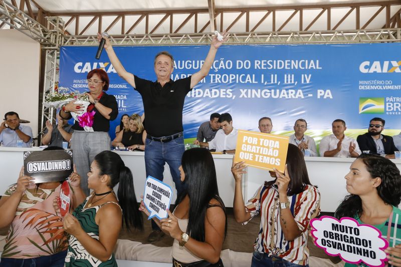 A história de luta por uma moradia digna para muitas famílias de Xinguara foi, finalmente, recompensada. Nesta quinta feira (13) houve o ato de entrega de 400 unidades do conjunto habitacional 'Jardim Tropical' I, II, III,IV para pessoas de baixa renda. <div class='credito_fotos'>Foto: Marcelo Seabra / Ag. Pará | <a href='/midias/2020/originais/5989_78120ee8-7772-0f73-4a43-4a46ee1eb34c.jpg' download><i class='fa-solid fa-download'></i> Download</a></div>
