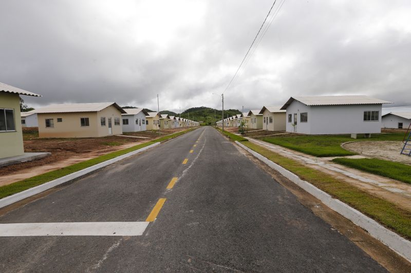 A história de luta por uma moradia digna para muitas famílias de Xinguara foi, finalmente, recompensada. Nesta quinta feira (13) houve o ato de entrega de 400 unidades do conjunto habitacional 'Jardim Tropical' I, II, III,IV para pessoas de baixa renda. <div class='credito_fotos'>Foto: Marcelo Seabra / Ag. Pará | <a href='/midias/2020/originais/5989_a17e56ce-3bad-f9a7-2637-0501b4cb43f7.jpg' download><i class='fa-solid fa-download'></i> Download</a></div>