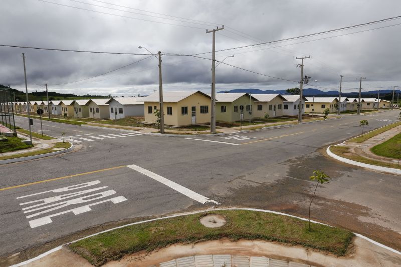 A história de luta por uma moradia digna para muitas famílias de Xinguara foi, finalmente, recompensada. Nesta quinta feira (13) houve o ato de entrega de 400 unidades do conjunto habitacional 'Jardim Tropical' I, II, III,IV para pessoas de baixa renda. <div class='credito_fotos'>Foto: Marcelo Seabra / Ag. Pará | <a href='/midias/2020/originais/5989_a97866f8-7f9f-e48c-989b-99043db937dd.jpg' download><i class='fa-solid fa-download'></i> Download</a></div>