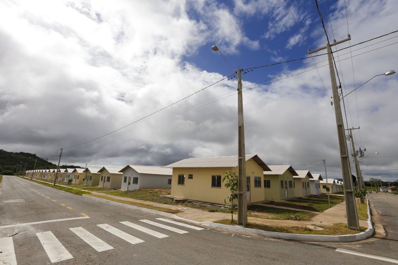 A história de luta por uma moradia digna para muitas famílias de Xinguara foi, finalmente, recompensada. Nesta quinta feira (13) houve o ato de entrega de 400 unidades do conjunto habitacional 'Jardim Tropical' I, II, III,IV para pessoas de baixa renda. <div class='credito_fotos'>Foto: Marcelo Seabra / Ag. Pará | <a href='/midias/2020/originais/5989_b601fc71-ec99-3bfc-34f3-d36edbec0d36.jpg' download><i class='fa-solid fa-download'></i> Download</a></div>