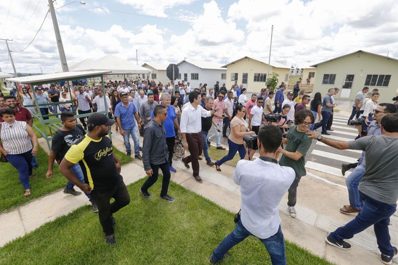 A história de luta por uma moradia digna para muitas famílias de Xinguara foi, finalmente, recompensada. Nesta quinta feira (13) houve o ato de entrega de 400 unidades do conjunto habitacional 'Jardim Tropical' I, II, III,IV para pessoas de baixa renda.