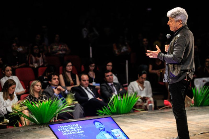 O debate inédito sobre a cultura da integridade reuniu dezenas de estudantes e jovens atendidos pelo programa Territórios pela Paz (TerPaz), na tarde de quinta-feira (13), no Teatro Margarida Schivasappa, em Belém. O evento, que iniciou com uma roda de conversas com a participação de autoridades públicas, encerrou com palestra do jornalista Caco Barcelos. A iniciativa foi promovida pela Auditoria Geral do Estado (AGE). <div class='credito_fotos'>Foto: JADER PAES / AG. PARÁ | <a href='/midias/2020/originais/5994_0290f49a-854d-57e3-2773-560bc2978abf.jpg' download><i class='fa-solid fa-download'></i> Download</a></div>