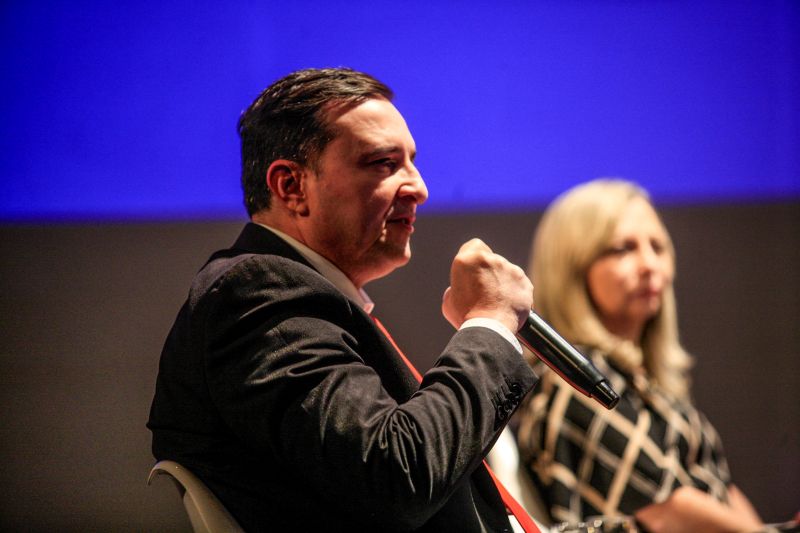 O debate inédito sobre a cultura da integridade reuniu dezenas de estudantes e jovens atendidos pelo programa Territórios pela Paz (TerPaz), na tarde de quinta-feira (13), no Teatro Margarida Schivasappa, em Belém. O evento, que iniciou com uma roda de conversas com a participação de autoridades públicas, encerrou com palestra do jornalista Caco Barcelos. A iniciativa foi promovida pela Auditoria Geral do Estado (AGE). <div class='credito_fotos'>Foto: | <a href='/midias/2020/originais/5994_22c64b02-2073-e18b-af72-62cdd8d56a4a.jpg' download><i class='fa-solid fa-download'></i> Download</a></div>