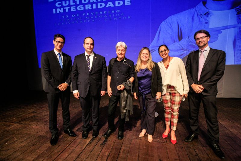 O debate inédito sobre a cultura da integridade reuniu dezenas de estudantes e jovens atendidos pelo programa Territórios pela Paz (TerPaz), na tarde de quinta-feira (13), no Teatro Margarida Schivasappa, em Belém. O evento, que iniciou com uma roda de conversas com a participação de autoridades públicas, encerrou com palestra do jornalista Caco Barcelos. A iniciativa foi promovida pela Auditoria Geral do Estado (AGE). <div class='credito_fotos'>Foto: | <a href='/midias/2020/originais/5994_2f95b6ce-0158-a72c-edec-c9cdd623e55e.jpg' download><i class='fa-solid fa-download'></i> Download</a></div>