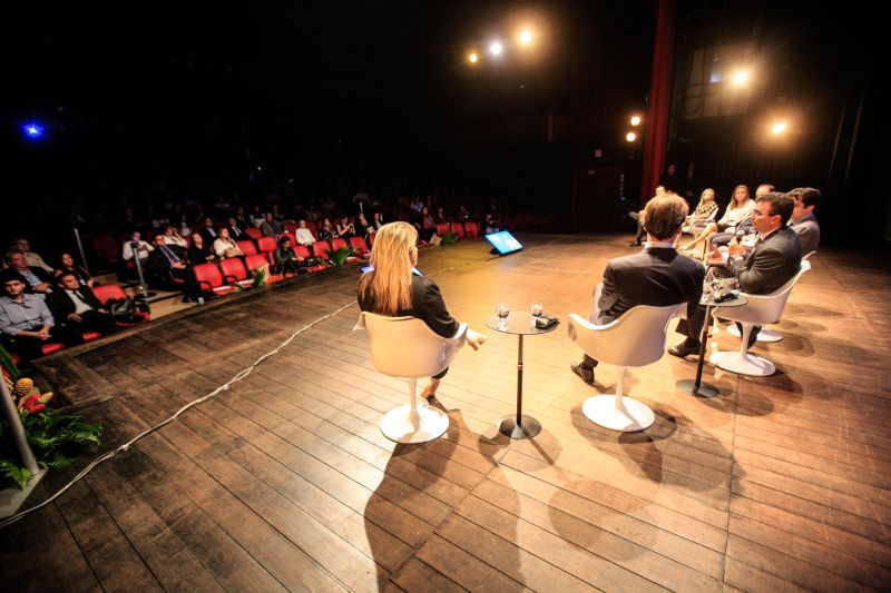 O debate inédito sobre a cultura da integridade reuniu dezenas de estudantes e jovens atendidos pelo programa Territórios pela Paz (TerPaz), na tarde de quinta-feira (13), no Teatro Margarida Schivasappa, em Belém. O evento, que iniciou com uma roda de conversas com a participação de autoridades públicas, encerrou com palestra do jornalista Caco Barcelos. A iniciativa foi promovida pela Auditoria Geral do Estado (AGE). <div class='credito_fotos'>Foto: | <a href='/midias/2020/originais/5994_688e7240-234e-5c7e-52ee-6fe6fbd0c869.jpg' download><i class='fa-solid fa-download'></i> Download</a></div>