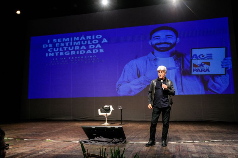 O debate inédito sobre a cultura da integridade reuniu dezenas de estudantes e jovens atendidos pelo programa Territórios pela Paz (TerPaz), na tarde de quinta-feira (13), no Teatro Margarida Schivasappa, em Belém. O evento, que iniciou com uma roda de conversas com a participação de autoridades públicas, encerrou com palestra do jornalista Caco Barcelos. A iniciativa foi promovida pela Auditoria Geral do Estado (AGE). <div class='credito_fotos'>Foto: | <a href='/midias/2020/originais/5994_6dc12b36-f731-28f7-54a7-1b2f869fc132.jpg' download><i class='fa-solid fa-download'></i> Download</a></div>