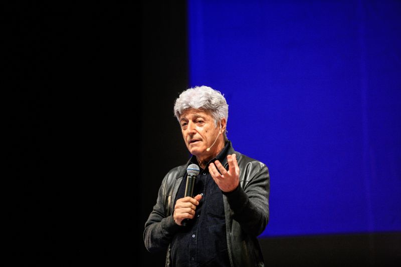 O debate inédito sobre a cultura da integridade reuniu dezenas de estudantes e jovens atendidos pelo programa Territórios pela Paz (TerPaz), na tarde de quinta-feira (13), no Teatro Margarida Schivasappa, em Belém. O evento, que iniciou com uma roda de conversas com a participação de autoridades públicas, encerrou com palestra do jornalista Caco Barcelos. A iniciativa foi promovida pela Auditoria Geral do Estado (AGE). <div class='credito_fotos'>Foto: | <a href='/midias/2020/originais/5994_797425e8-0ec3-5408-2d1a-beca48bbfabc.jpg' download><i class='fa-solid fa-download'></i> Download</a></div>
