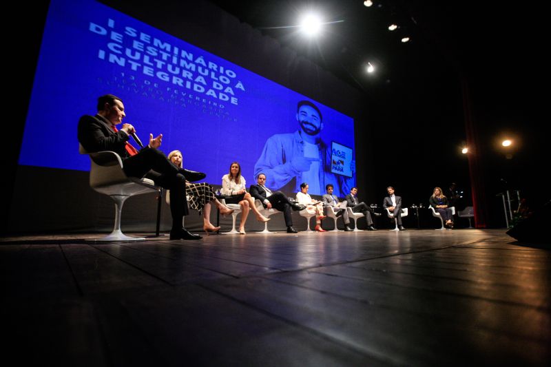 O debate inédito sobre a cultura da integridade reuniu dezenas de estudantes e jovens atendidos pelo programa Territórios pela Paz (TerPaz), na tarde de quinta-feira (13), no Teatro Margarida Schivasappa, em Belém. O evento, que iniciou com uma roda de conversas com a participação de autoridades públicas, encerrou com palestra do jornalista Caco Barcelos. A iniciativa foi promovida pela Auditoria Geral do Estado (AGE). <div class='credito_fotos'>Foto: | <a href='/midias/2020/originais/5994_813d4849-4545-c790-b9ce-f59bb12c83fa.jpg' download><i class='fa-solid fa-download'></i> Download</a></div>