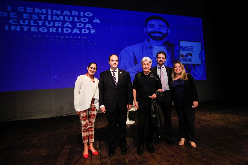 O debate inédito sobre a cultura da integridade reuniu dezenas de estudantes e jovens atendidos pelo programa Territórios pela Paz (TerPaz), na tarde de quinta-feira (13), no Teatro Margarida Schivasappa, em Belém. O evento, que iniciou com uma roda de conversas com a participação de autoridades públicas, encerrou com palestra do jornalista Caco Barcelos. A iniciativa foi promovida pela Auditoria Geral do Estado (AGE). <div class='credito_fotos'>Foto: | <a href='/midias/2020/originais/5994_8213d2dc-4f74-09f8-903a-c816414a3164.jpg' download><i class='fa-solid fa-download'></i> Download</a></div>