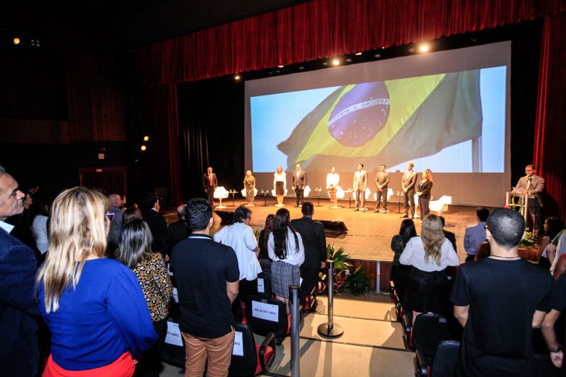 O debate inédito sobre a cultura da integridade reuniu dezenas de estudantes e jovens atendidos pelo programa Territórios pela Paz (TerPaz), na tarde de quinta-feira (13), no Teatro Margarida Schivasappa, em Belém. O evento, que iniciou com uma roda de conversas com a participação de autoridades públicas, encerrou com palestra do jornalista Caco Barcelos. A iniciativa foi promovida pela Auditoria Geral do Estado (AGE). <div class='credito_fotos'>Foto: | <a href='/midias/2020/originais/5994_8af1d498-4b85-258b-29db-ecab75a0d163.jpg' download><i class='fa-solid fa-download'></i> Download</a></div>