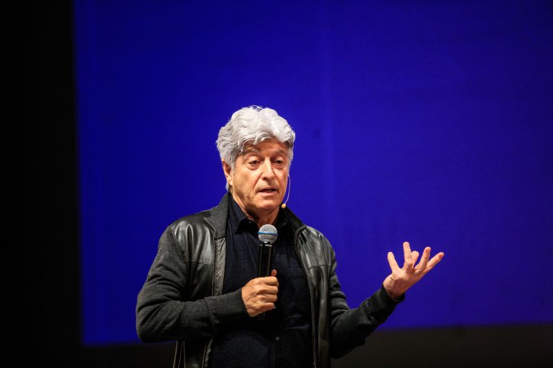 O debate inédito sobre a cultura da integridade reuniu dezenas de estudantes e jovens atendidos pelo programa Territórios pela Paz (TerPaz), na tarde de quinta-feira (13), no Teatro Margarida Schivasappa, em Belém. O evento, que iniciou com uma roda de conversas com a participação de autoridades públicas, encerrou com palestra do jornalista Caco Barcelos. A iniciativa foi promovida pela Auditoria Geral do Estado (AGE). <div class='credito_fotos'>Foto: | <a href='/midias/2020/originais/5994_96f7b061-a6dc-eb68-3333-7a4b315ad911.jpg' download><i class='fa-solid fa-download'></i> Download</a></div>
