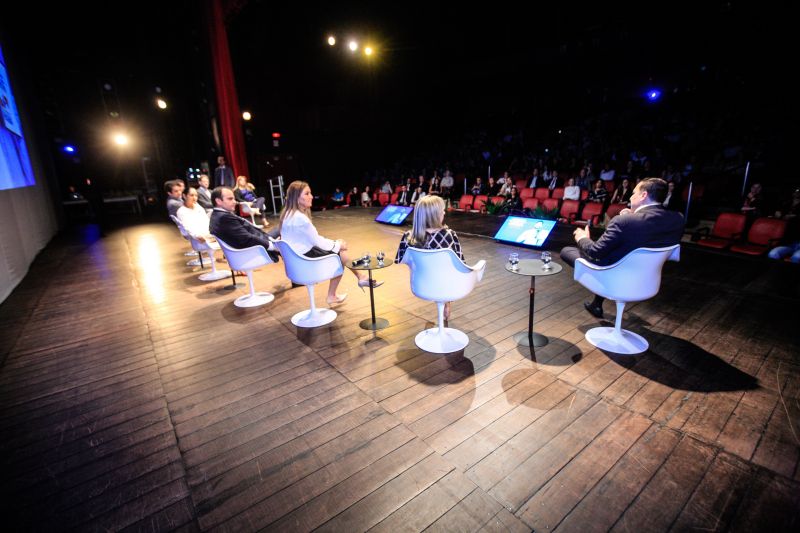 O debate inédito sobre a cultura da integridade reuniu dezenas de estudantes e jovens atendidos pelo programa Territórios pela Paz (TerPaz), na tarde de quinta-feira (13), no Teatro Margarida Schivasappa, em Belém. O evento, que iniciou com uma roda de conversas com a participação de autoridades públicas, encerrou com palestra do jornalista Caco Barcelos. A iniciativa foi promovida pela Auditoria Geral do Estado (AGE). <div class='credito_fotos'>Foto: | <a href='/midias/2020/originais/5994_a6dab64d-3dc8-c7cc-776d-b468d9a2f0c7.jpg' download><i class='fa-solid fa-download'></i> Download</a></div>