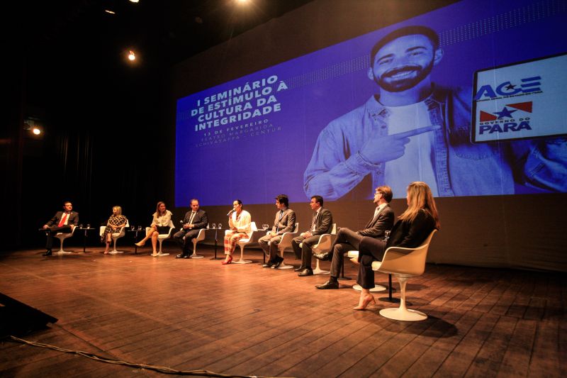 O debate inédito sobre a cultura da integridade reuniu dezenas de estudantes e jovens atendidos pelo programa Territórios pela Paz (TerPaz), na tarde de quinta-feira (13), no Teatro Margarida Schivasappa, em Belém. O evento, que iniciou com uma roda de conversas com a participação de autoridades públicas, encerrou com palestra do jornalista Caco Barcelos. A iniciativa foi promovida pela Auditoria Geral do Estado (AGE). <div class='credito_fotos'>Foto: | <a href='/midias/2020/originais/5994_ccba5071-358e-25f2-c61d-ca151a035ae8.jpg' download><i class='fa-solid fa-download'></i> Download</a></div>